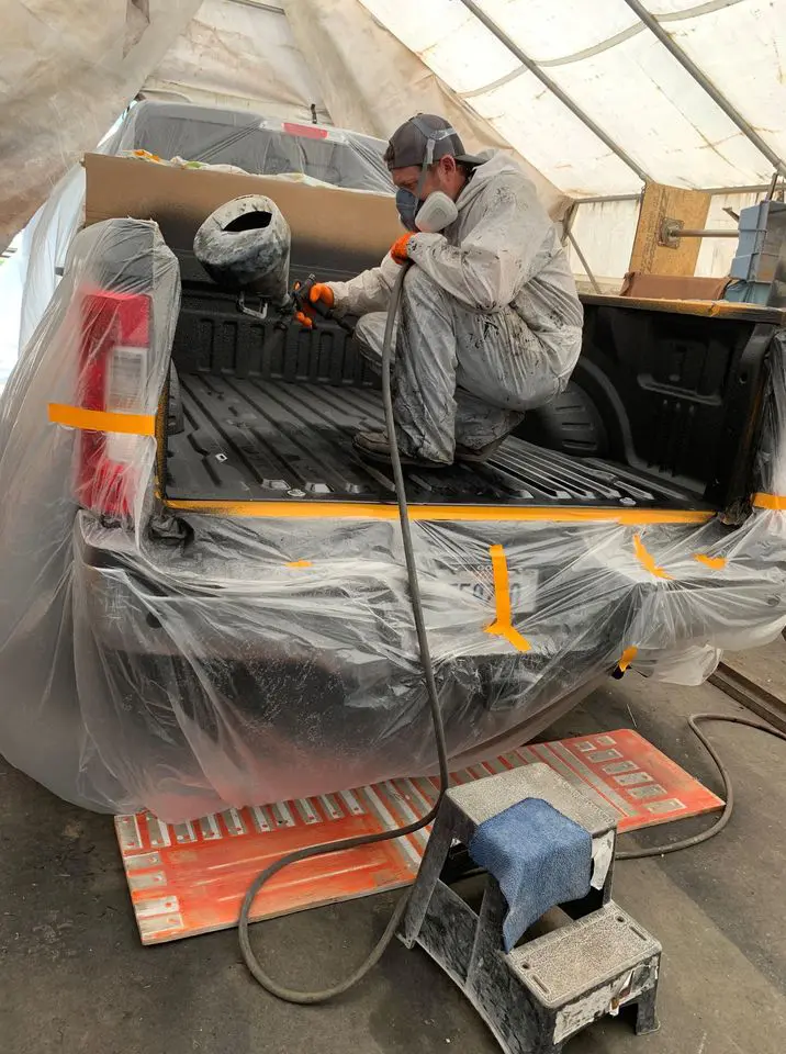 Painting back of pickup truck Bartelso IL